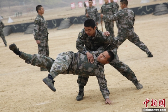 10月31日，济南军区某特种作战团开展深秋特训。图为官兵们进行捕俘对抗训练。中新社发 陶社兰 摄