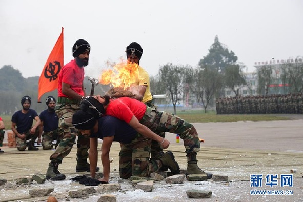 直击中印反恐联训:印士兵表演“杂技” 直击中印反恐联训:印士兵表演“杂技”