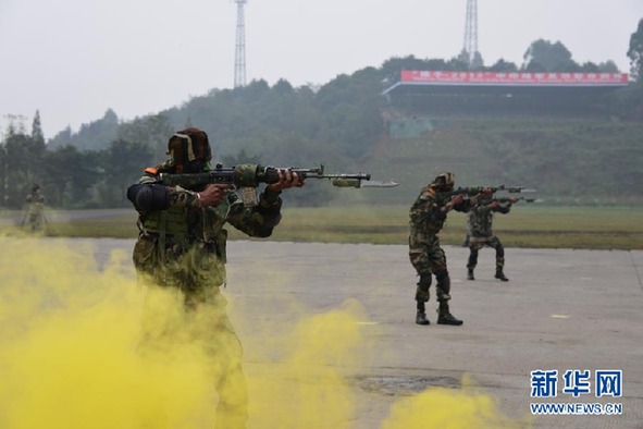 直击中印反恐联训:印士兵表演“杂技” 直击中印反恐联训:印士兵表演“杂技”