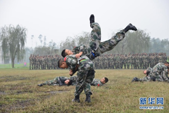 直击中印反恐联训：印士兵表演“杂技”