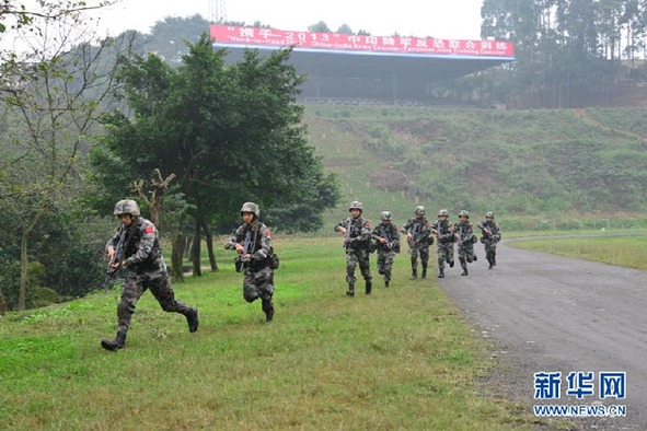 直击中印反恐联训：印士兵表演“杂技”