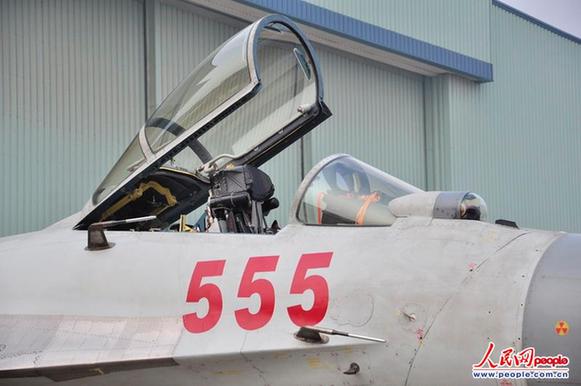 歼-15舰载机公开露面 总设计师披露性能