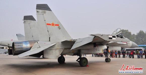 歼-15舰载机公开露面 总设计师披露性能