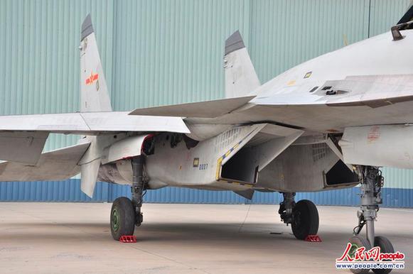 歼-15舰载机公开露面 总设计师披露性能