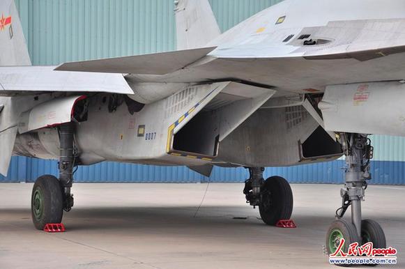 歼-15舰载机公开露面 总设计师披露性能