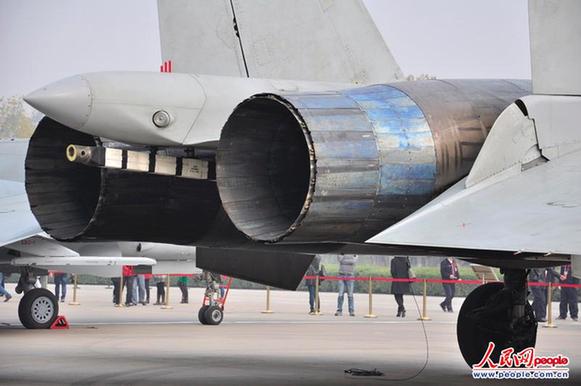 歼-15舰载机公开露面 总设计师披露性能