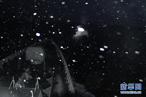 麦哲伦海峡内天气变化莫测,图为兰州舰遭遇鹅毛大雪。何得志摄