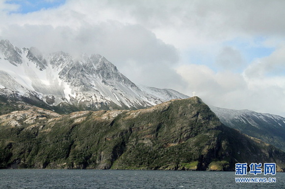 麦哲伦海峡内天气变化莫测,图为海峡一侧雪山耸立。何得志摄