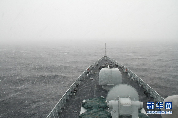 麦哲伦海峡内天气变化莫测，图为兰州舰在雾中顶风冒雪航行。何得志摄