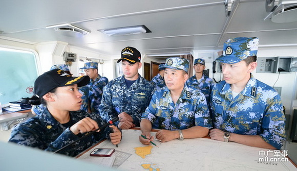 当地时间9月9日(北京时间9月10日),中美两国海军在夏威夷附近海域举行了复杂条件下海上联合搜救演习,双方共4艘舰艇、3架直升机参加,这是7年来中美首次联合演习。美军军事观察员登上青岛舰对军事演习进行观摩。
