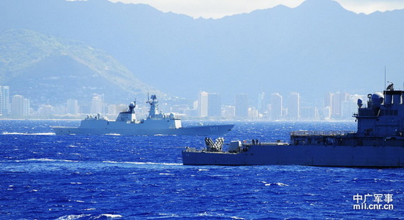 当地时间9月9日（北京时间9月10日），中美两国海军在夏威夷附近海域举行了复杂条件下海上联合搜救演习，双方共4艘舰艇、3架直升机参加，这是7年来中美首次联合演习。中广军事记者孙利摄5