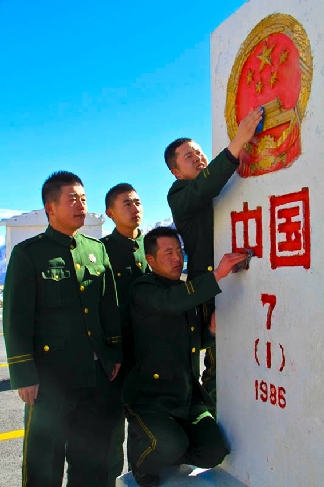 11月11日，退伍老兵擦拭界碑，依依惜别。