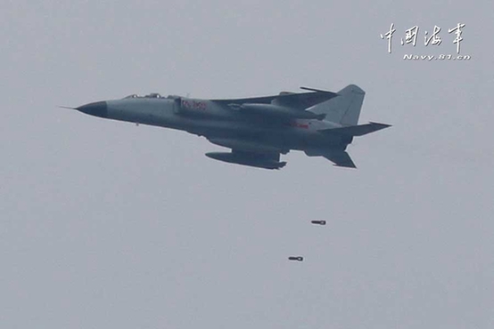 高清:东海舰队飞豹战机急袭“敌阵地”实施实弹打击