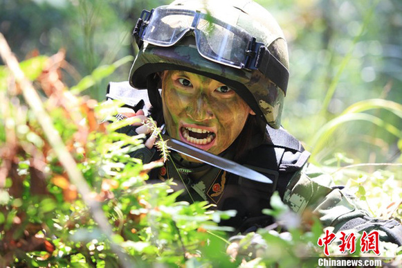 高清：深圳武警反恐对抗大演练 女兵仿佛“火凤凰”