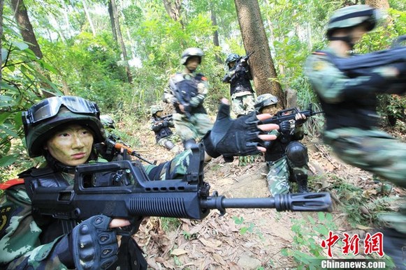 高清：深圳武警反恐对抗大演练 女兵仿佛“火凤凰”【2】