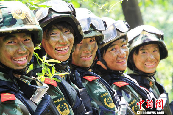 高清：深圳武警反恐对抗大演练 女兵仿佛“火凤凰”【4】