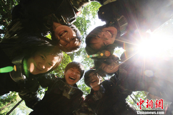 高清：深圳武警反恐对抗大演练 女兵仿佛“火凤凰”【5】