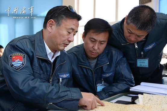 团长吕义思带领指挥组研究任务航线 李东翰摄