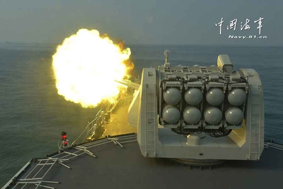 红蓝对抗，海军宜昌舰首次使用主炮发射100MM箔条干扰弹。 王旭 摄影
