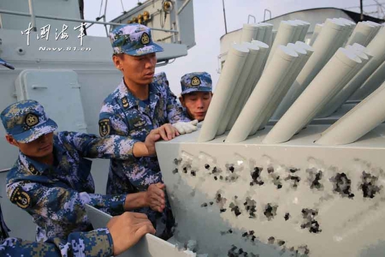 快速装填干扰弹，张海龙摄影