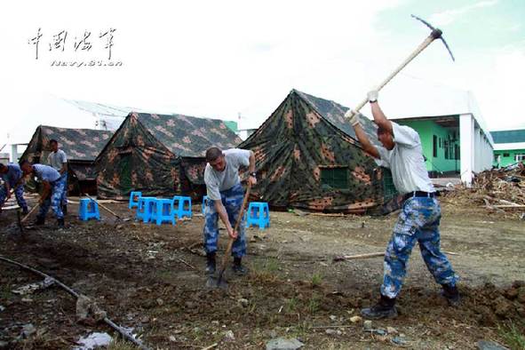 11月26日，和平医院船官兵自己动手，搭建帐篷，建立前置医院