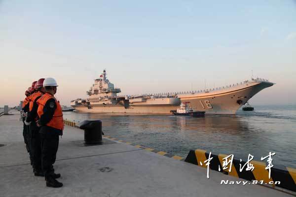 11月26日晨曦,辽宁舰解缆起航赴南海进行试验训练 逄忠平摄