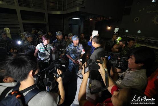 和平方舟医院船抵达菲律宾受到当地媒体关注，任务指挥员接受当地媒体采访。琚振华摄