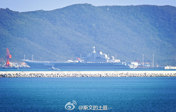 中国海军航母辽宁舰停靠三亚新军港新照曝光
