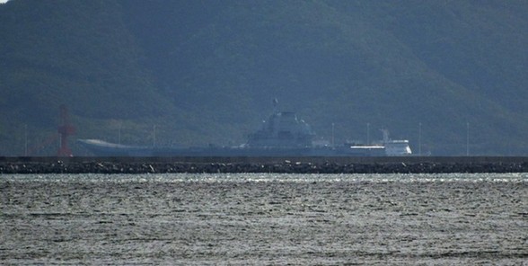 中国海军航母辽宁舰停靠三亚新军港新照曝光