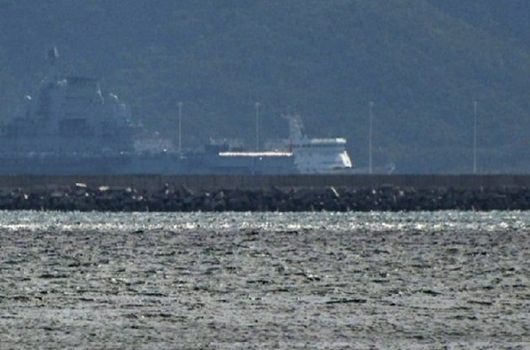 中国海军航母辽宁舰停靠三亚新军港新照曝光