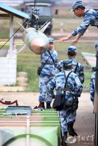 导弹吊出,官兵迅速组织上架。