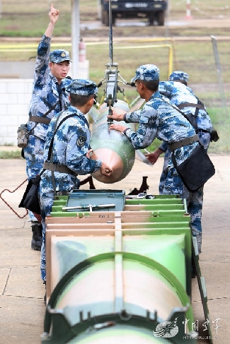导弹吊出，官兵迅速组织上架。