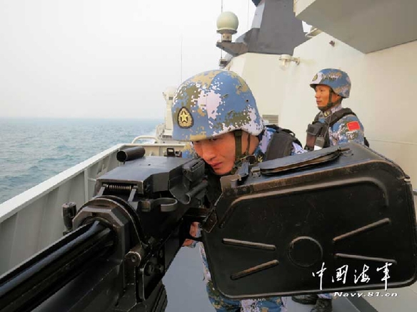 中国海军第十六批护航编队-反海盗实弹拉动,机枪手压弹上膛(胡全福-摄影)