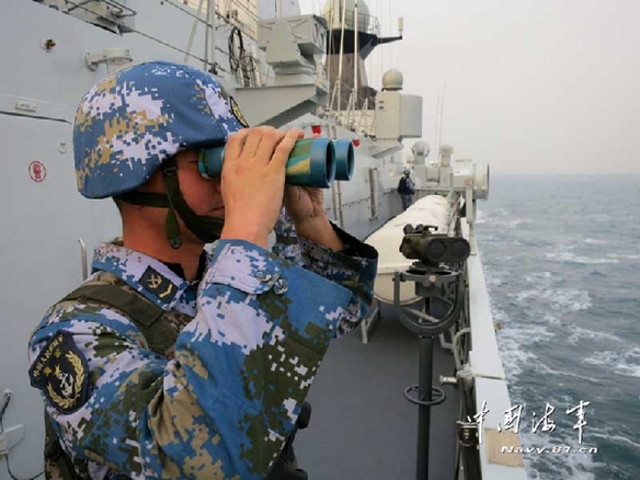 中国海军第十六批护航编队-海军盐城舰航度全程瞭望手高度戒备（胡全福-摄影）