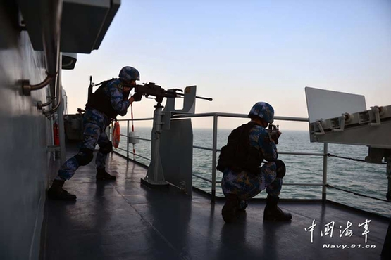 中国海军第十六批护航编队-洛阳舰特战分队迅速就位（王健佳-摄影）