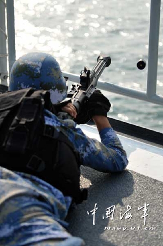 中国海军第十六批护航编队-特战队员重型火力实际射击（胡全福-摄影）
