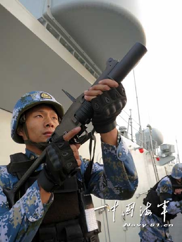 中国海军第十六批护航编队-一级反海盗实弹拉动（胡全福-摄影）