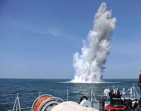 高清:东海舰队扫雷舰准确命中目标 爆起冲天水花