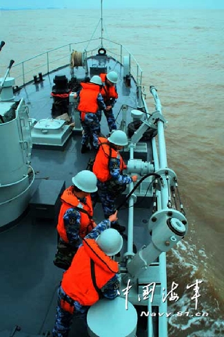 高清：东海舰队扫雷舰准确命中目标 爆起冲天水花【3】