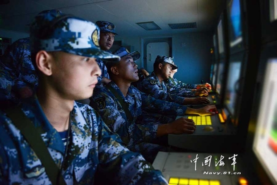 高清：东海舰队扫雷舰准确命中目标 爆起冲天水花【4】
