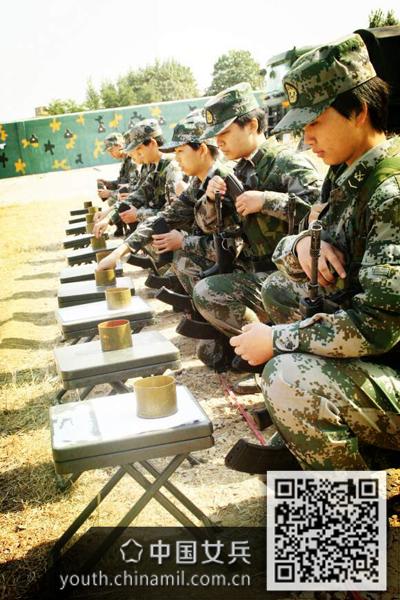 解放军姐妹花新兵射击考核激烈PK表现优秀(组图) 解放军姐妹花新兵射击考核激烈PK表现优秀(组图)