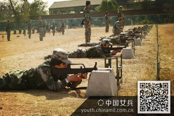 解放军姐妹花新兵射击考核激烈PK表现优秀(组图)