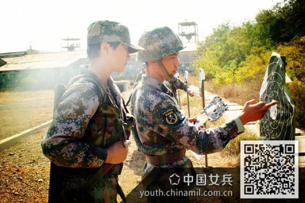 解放军姐妹花新兵射击考核激烈PK表现优秀(组图)