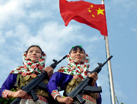 12月8日，大岞海防民兵哨所的两名女民兵在哨位上执勤。新华社记者 王颂 摄