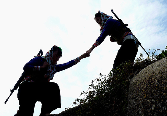 12月8日，大岞海防民兵哨所的两名女民兵在哨位上换勤。新华社记者 王颂 摄