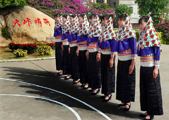 12月8日，大岞海防民兵哨所女民兵们在进行队列操练。新华社记者 王颂 摄