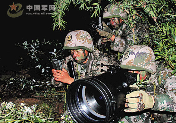 侦察兵深入“敌”后侦察。
