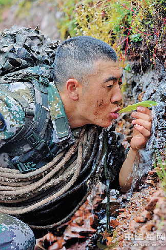 官兵在恶劣的环境下练生存。