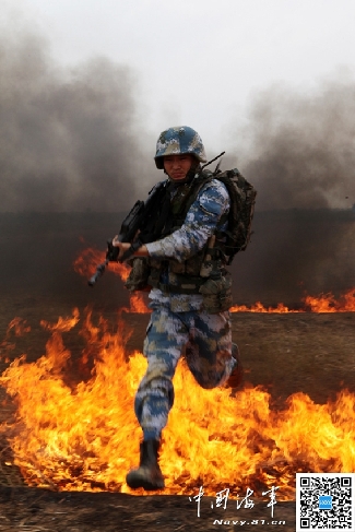 高清：海军官兵穿越熊熊火障 上演真实的“赤焰战场”【2】