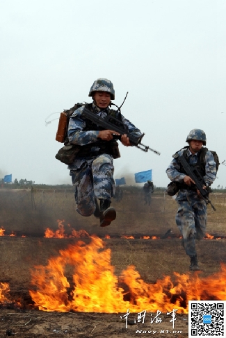 高清：海军官兵穿越熊熊火障 上演真实的“赤焰战场”【3】